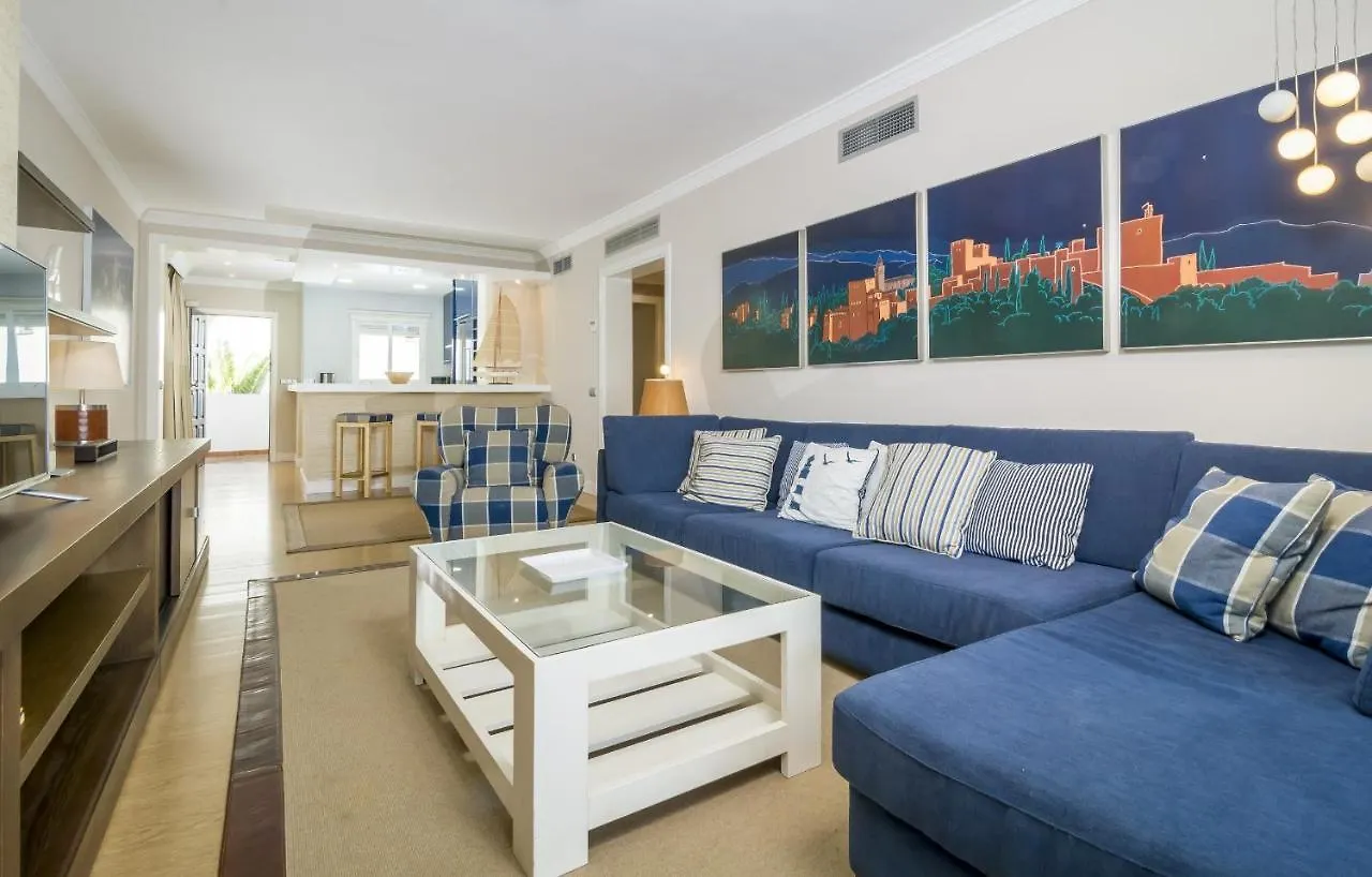Hb - Comfortable Beachfront Holiday Apartment 0*, Estepona Spain