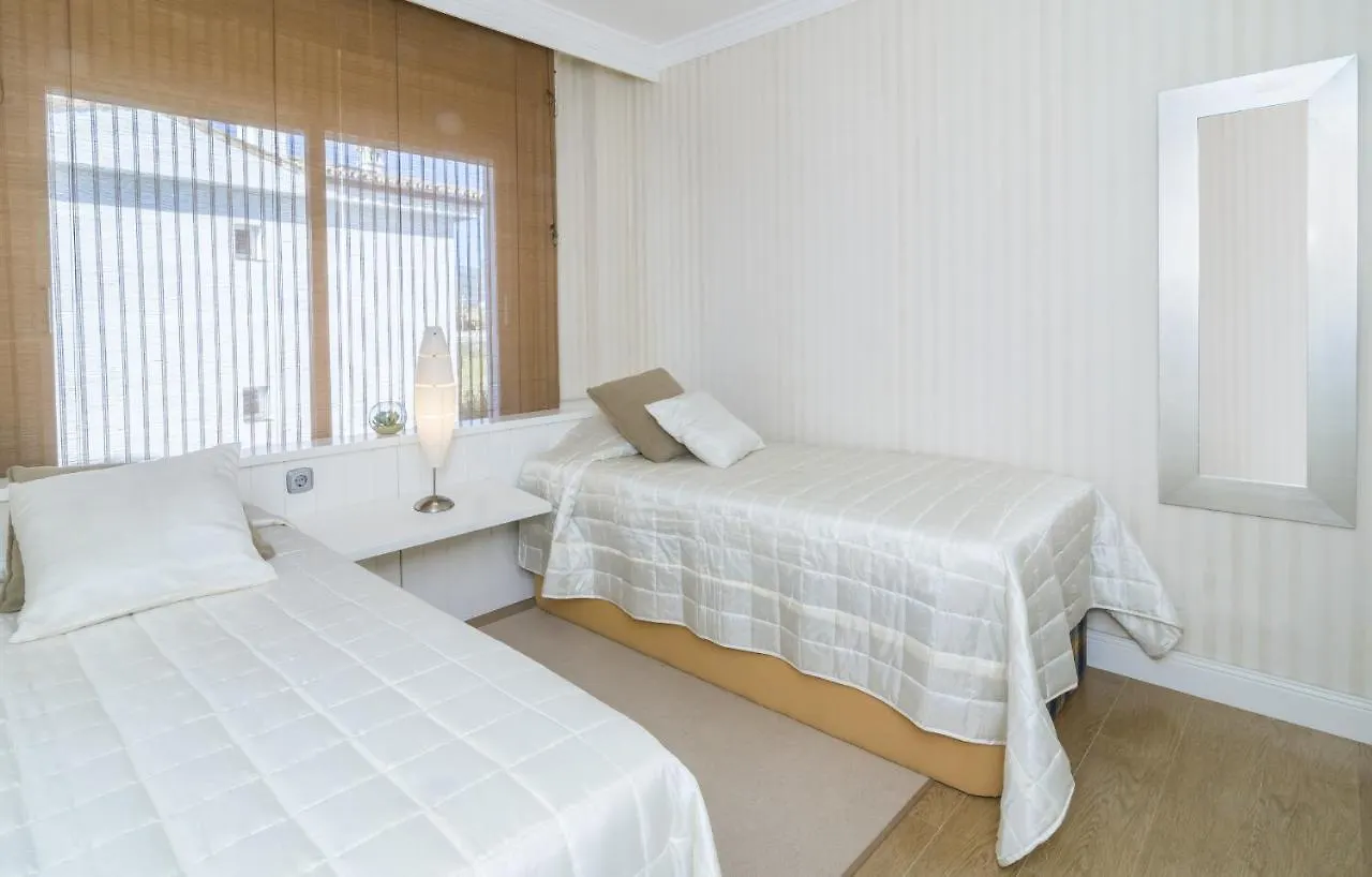 Hb - Comfortable Beachfront Holiday Apartment 0*, Estepona
