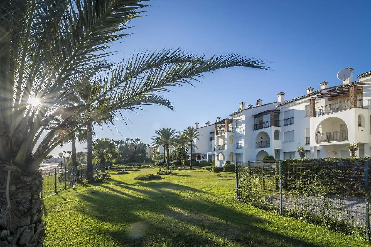 Hb - Comfortable Beachfront Holiday Apartment 0*, Estepona Spain
