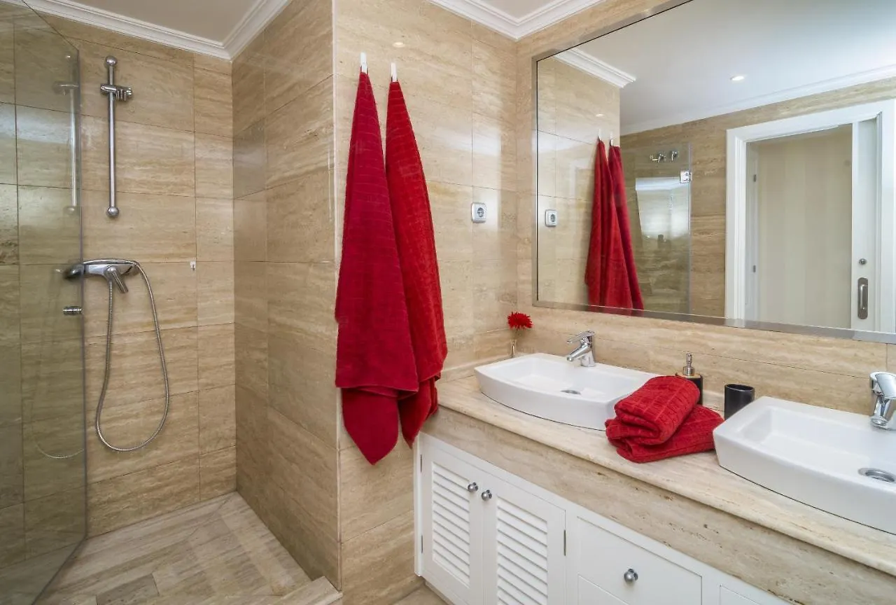 Hb - Comfortable Beachfront Holiday Apartment